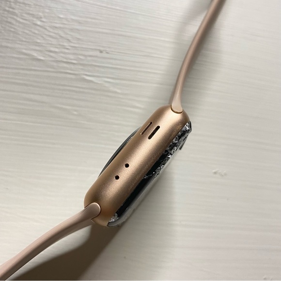 Apple Watch with Bands (broken screen) - Picture 10 of 12